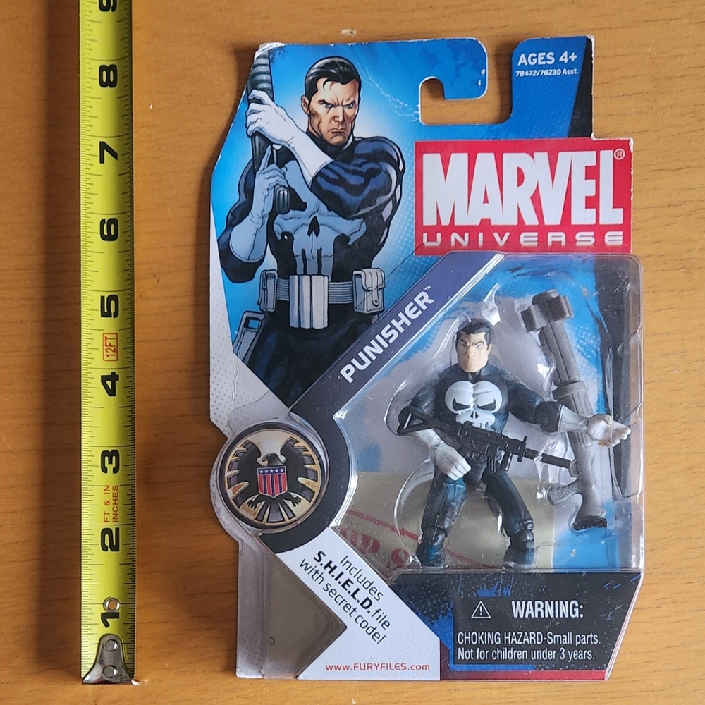 Marvel Universe Punisher Action Figure (2008) - Picture 3 of 4
